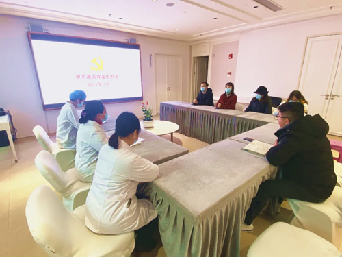 衡阳利来国际党支部党员同志认真讨论领会党代会精神